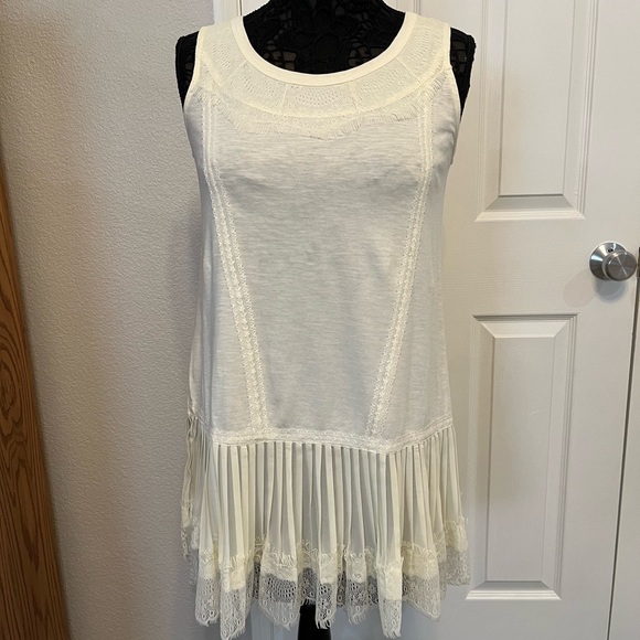 Logo Lavish sleeveless tunic with pleated hem and lace trim. Size XS - Picture 3 of 9